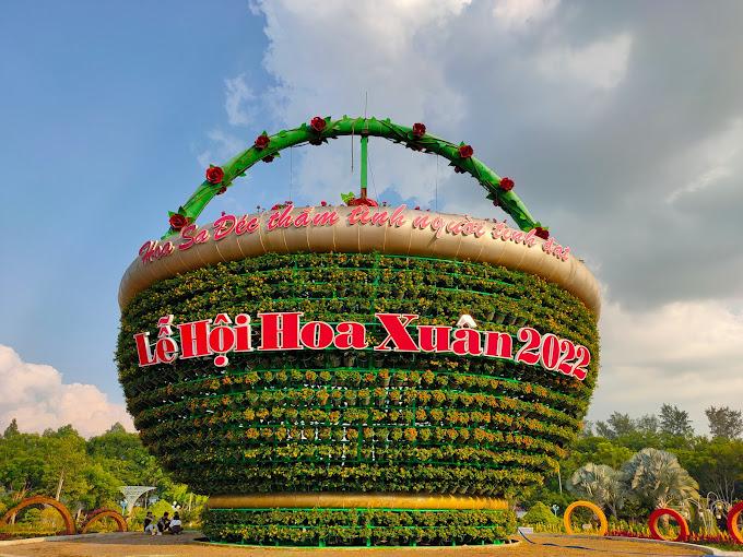 Hoạt động dạo bộ và tập thể dục của người dân tại vườn hoa Hà Đông